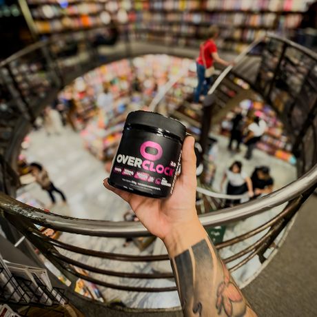 Pote do produto na escada em espiral da livraria